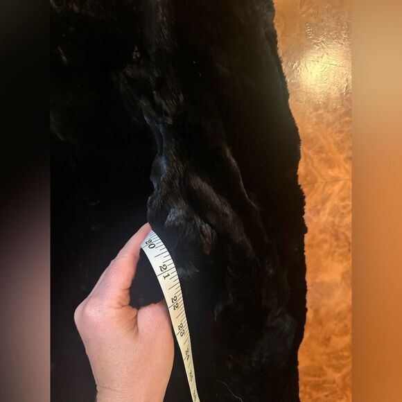 Elegant Black Fur Coat - Picture 4 of 9